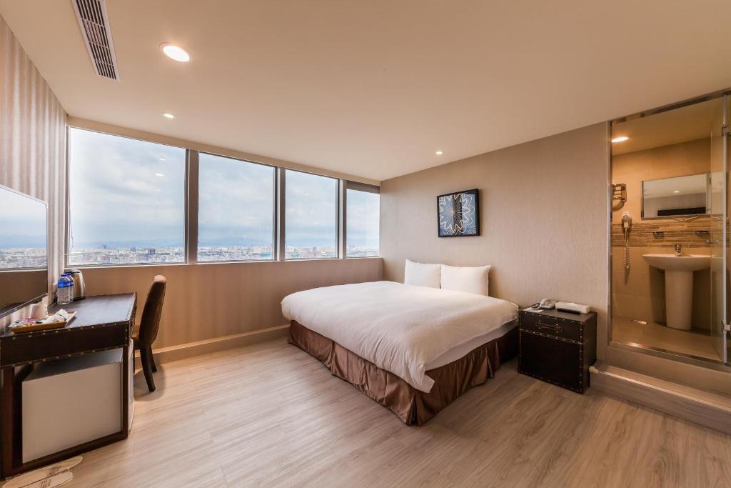 中坜新舍商旅中坜馆的酒店客房设有一张床、一张书桌和窗户。