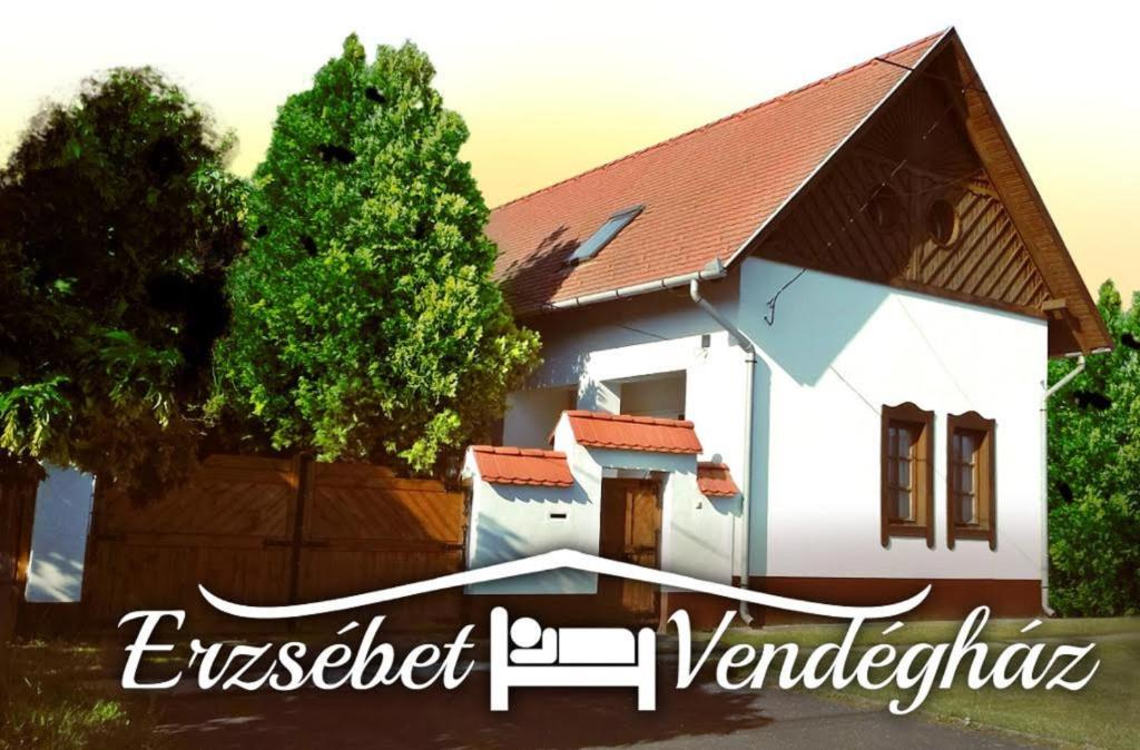 豪伊杜索博斯洛Erzsébet Vendégház és Apartman的白色房子,有棕色的屋顶