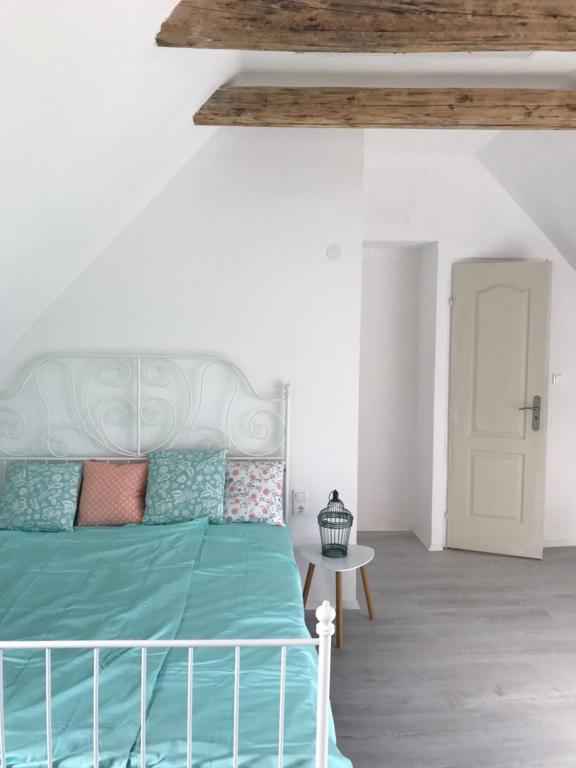 赞考Fügekert - Bed&Wine的一间白色卧室,配有床和白色门