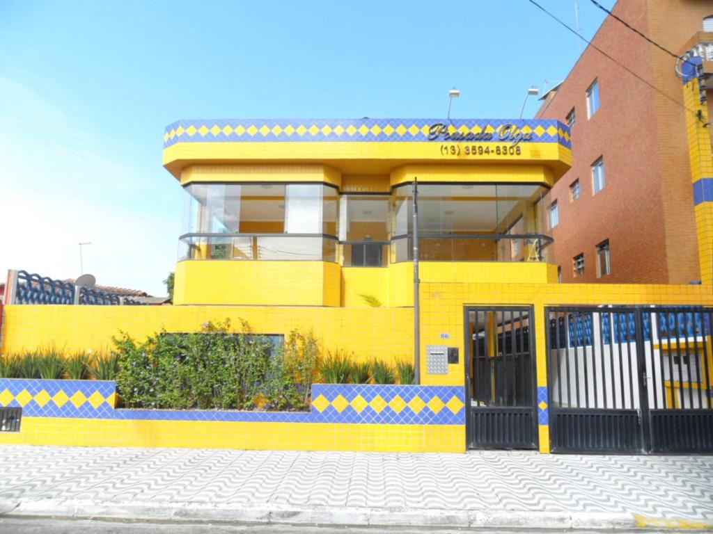 索莱马Pousada Olga的前面有门的黄色建筑