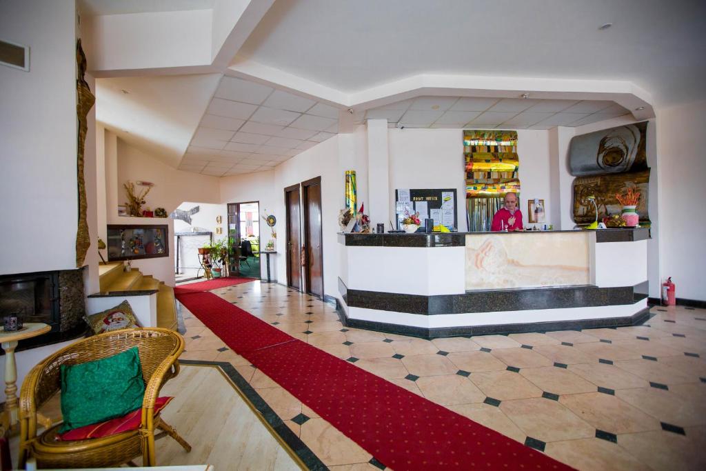 兰卡奥尼克斯酒店的大堂铺有红地毯,设有酒吧