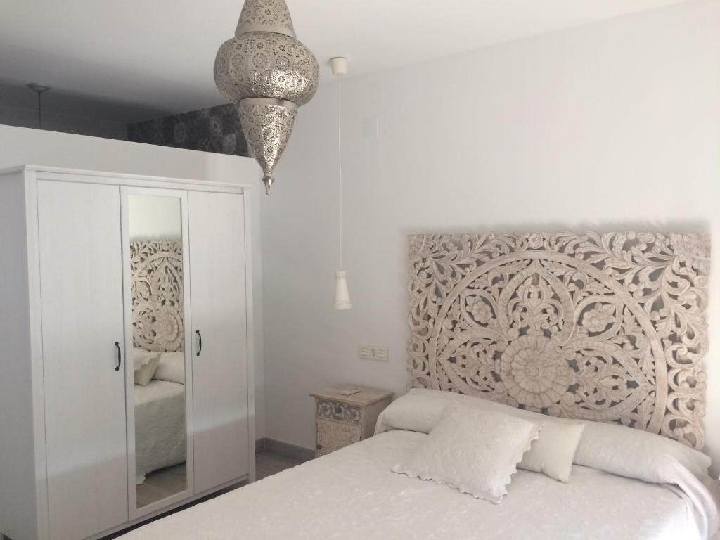 阿尔奇多纳Casa Rural - Santo Domingo Rural的白色卧室配有床和镜子