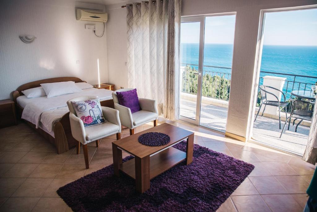 乌尔齐尼Apartments Hollaj的一间卧室配有一张床,享有海景