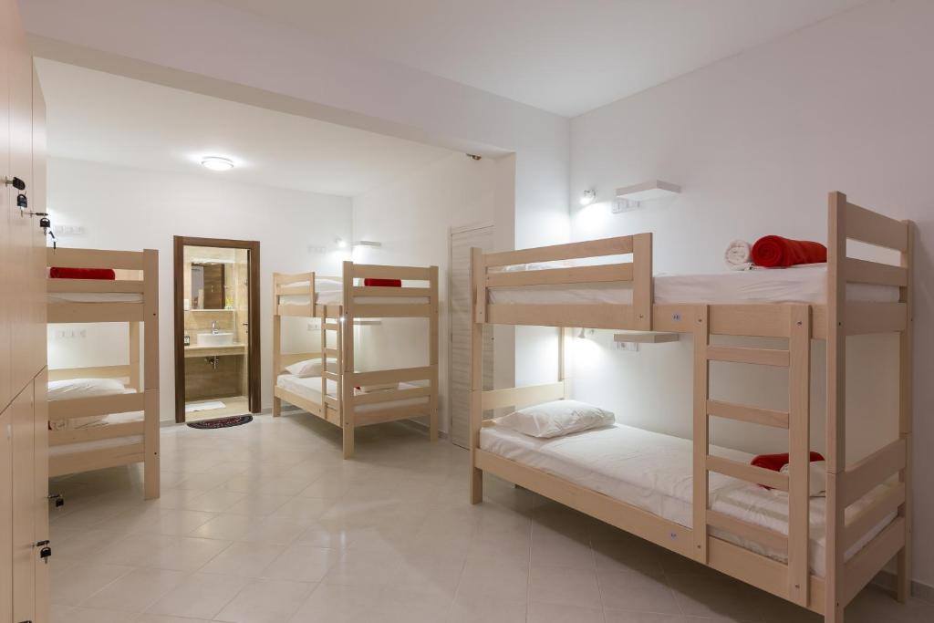 杜布罗夫尼克自由鸟旅馆的一间设有四张双层床的客房,位于一间设有镜子的房间
