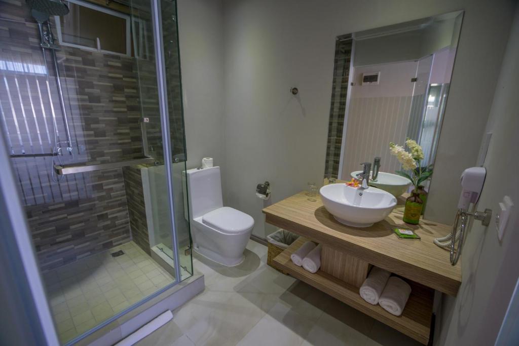 蓝海湾半岛海湾海滩Spa度假酒店的一间带水槽、卫生间和淋浴的浴室