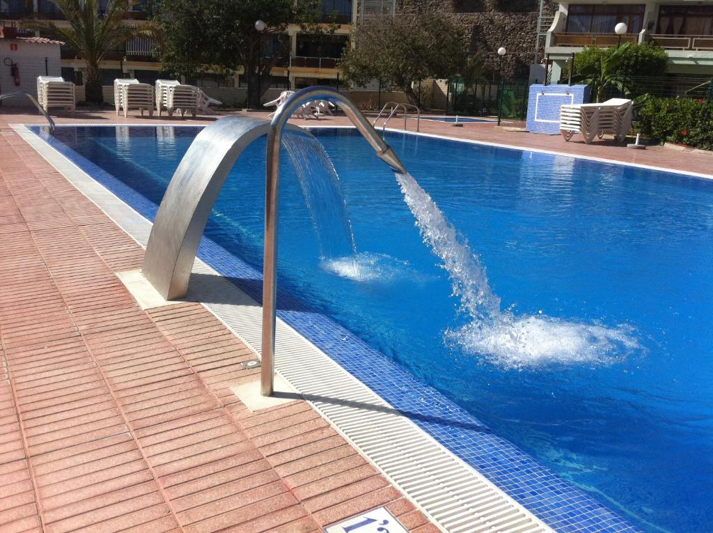 英格兰海滩澳大利亚公寓式酒店的一座带喷泉的游泳池