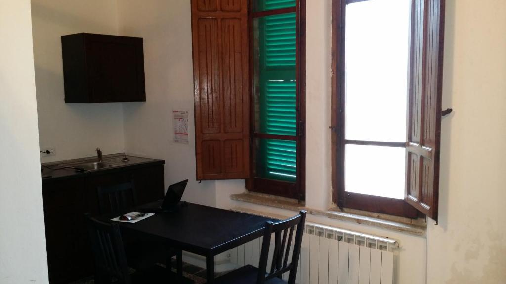 托尔托雷托Appartamento Esmeralda的客房设有桌子和带笔记本电脑的窗户。