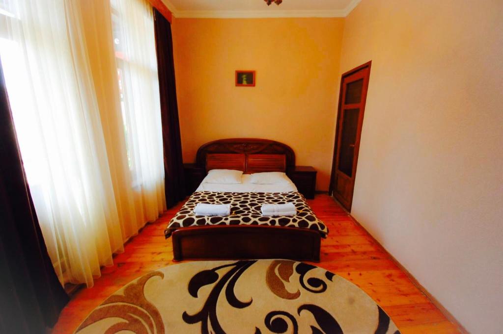 西格纳吉Lelis Guest House的一间卧室,配有两张床