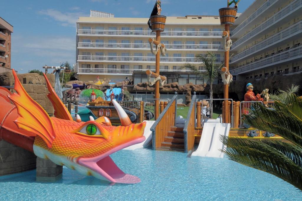 罗列特海岸埃文尼亚奥林匹克花园酒店的度假村内带水滑梯的水上公园