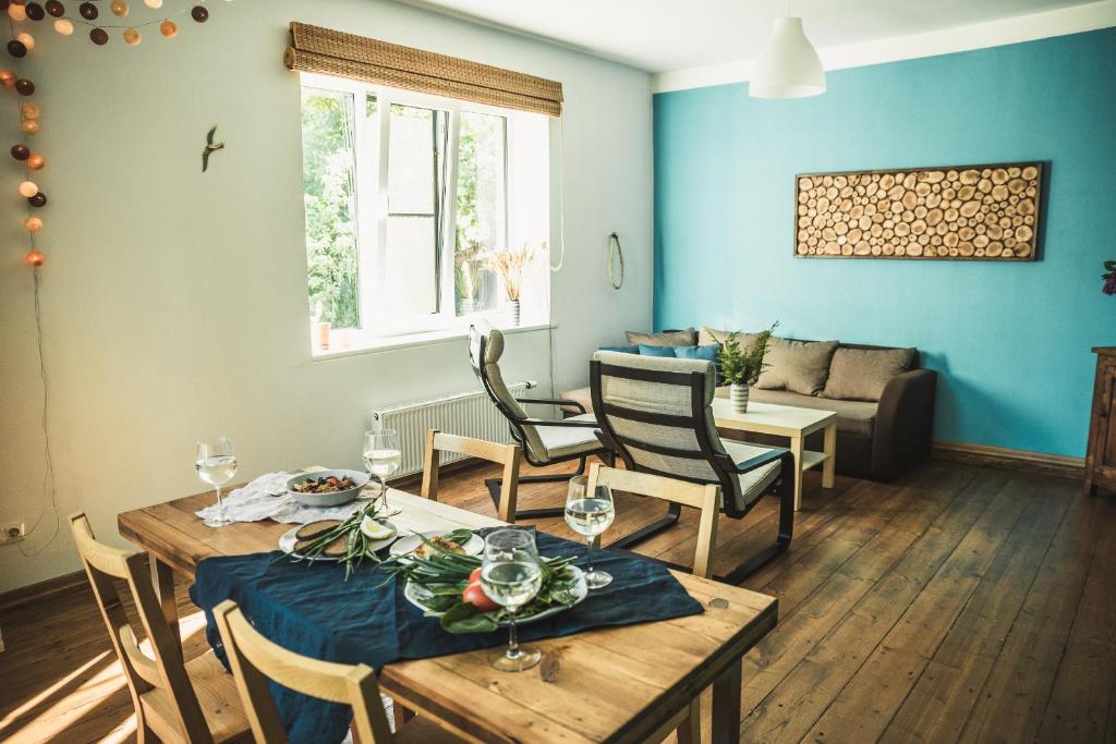 拉脱维亚Krauklis beach apartments的客厅配有桌椅