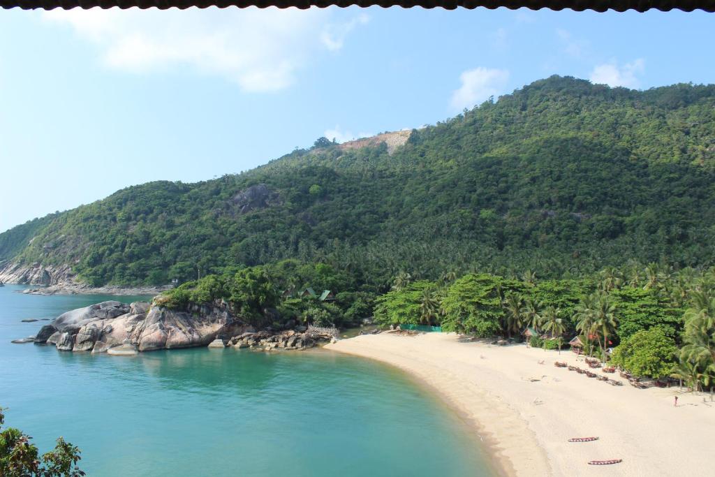 Than Sadet Beach普拉的山沙带度假村的棕榈树和山的海滩