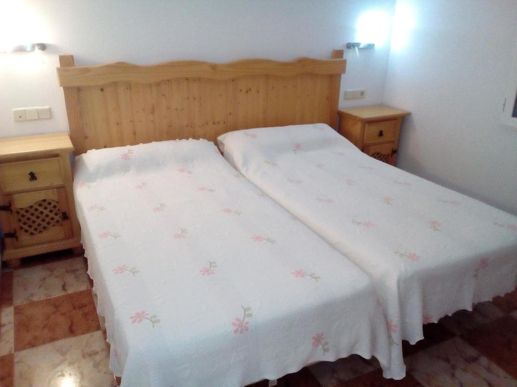 鲁伊德拉El Molino的一间小卧室,配有一张带白色毯子的床