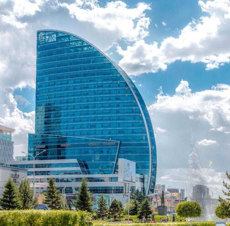 乌兰巴托蓝天大厦酒店的城市前方高大的玻璃建筑
