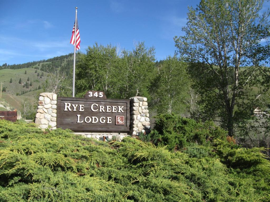 DarbyRye Creek Lodge的悬挂美国国旗的艾尔克里克山林小屋标志