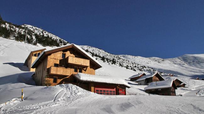 马尔邦贝克菲伊恩公寓酒店的山上雪地中的滑雪小屋