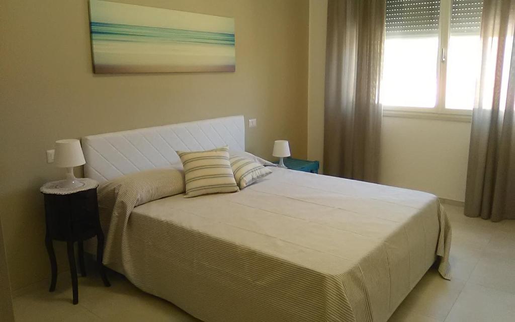 莱切省卡斯特罗Appartamento Stefania的卧室配有一张带两个枕头的大白色床