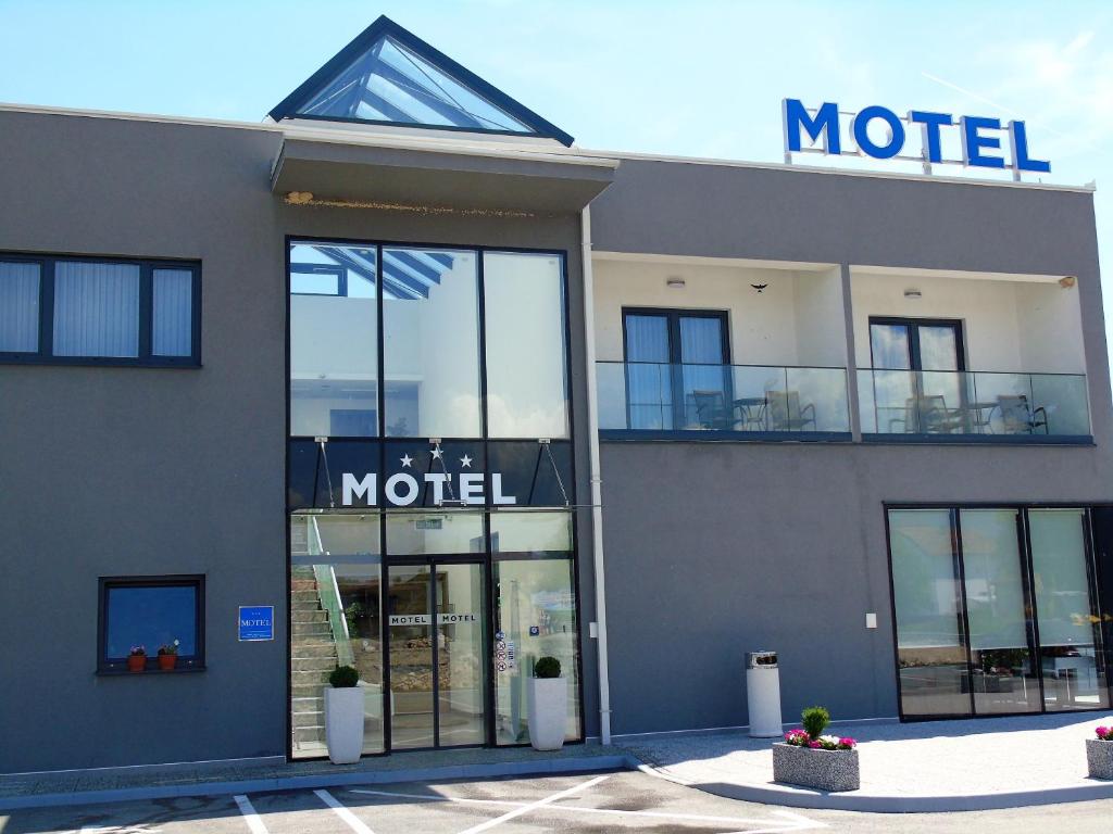 比哈奇Motel Kamenica的汽车旅馆前方的商店,上面有标志