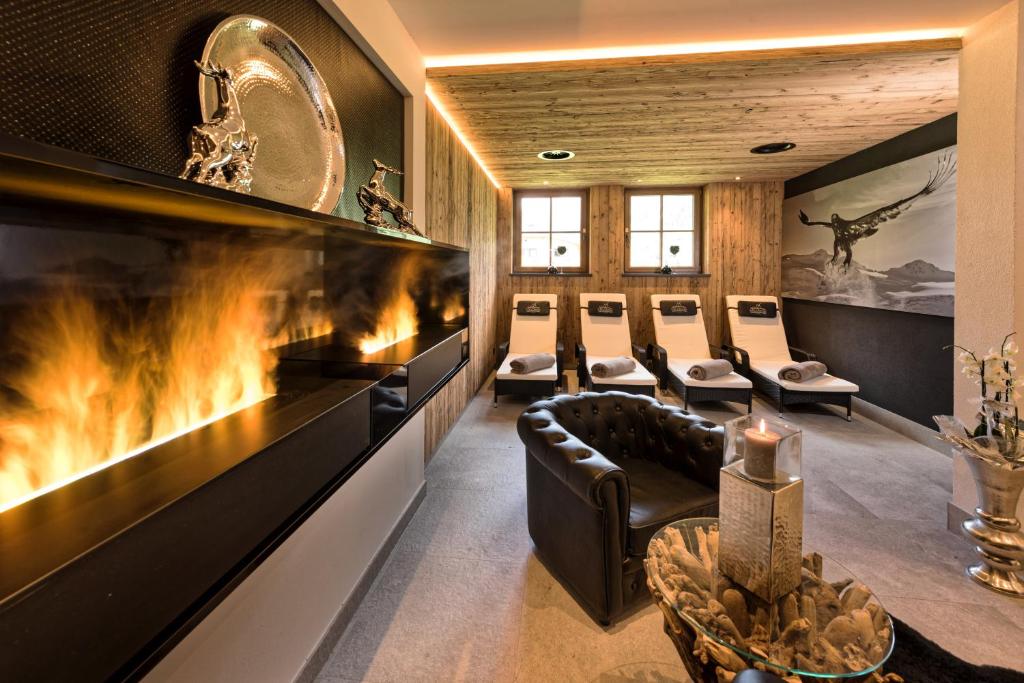 皮茨河谷圣莱昂哈德莫德勒酒店的一间设有大壁炉和皮椅的等候室