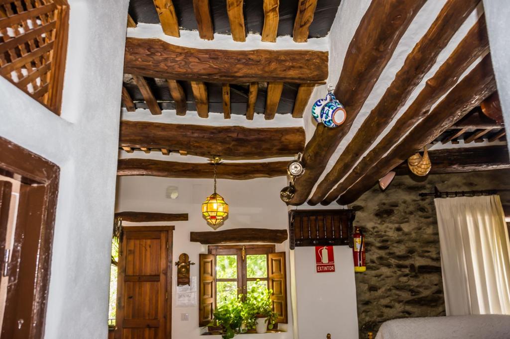布维翁Casa el Portón的客厅设有木制天花板和木梁。