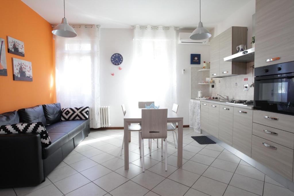 博洛尼亚Casa vacanze Antonia的厨房以及带桌子和沙发的客厅。