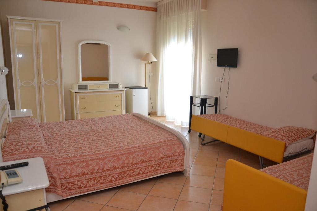 佩萨罗佩蒂卡利酒店的酒店客房,设有两张床和镜子