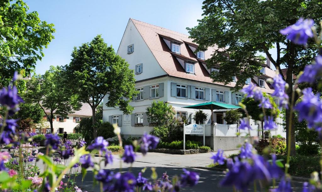 乌尔姆Am Zehntstadl Hotel & Sauna的前面有紫色花的房屋