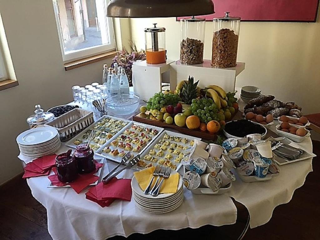 波尔莱扎康科迪亚酒店的一张桌子,上面有自助餐