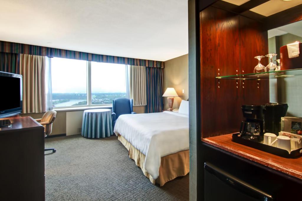 埃德蒙顿拉孔布城堡酒店的酒店客房设有一张床和一个大窗户