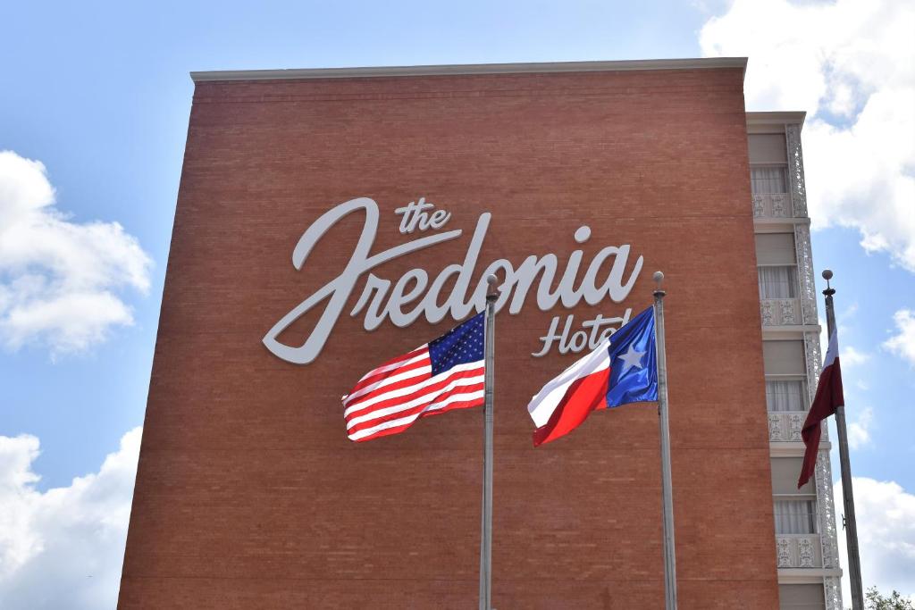 纳科多奇斯The Fredonia Hotel的建筑两旗边的酒店标志