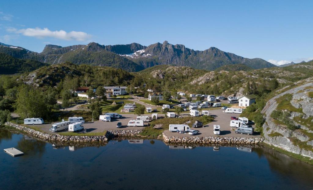 卡伯尔沃格卡布瓦格菲利胡斯加营地酒店的享有山区露营地的空中景致