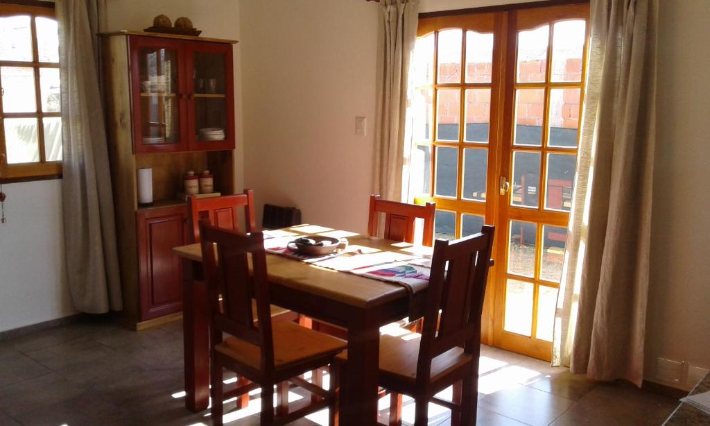 上格拉西亚Isabel的一间带桌椅和窗户的用餐室