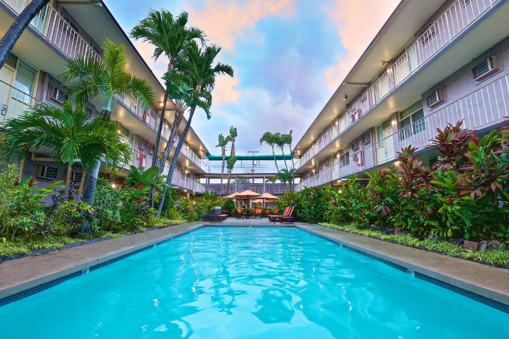 檀香山太平洋码头酒店的一座建筑物中央的游泳池