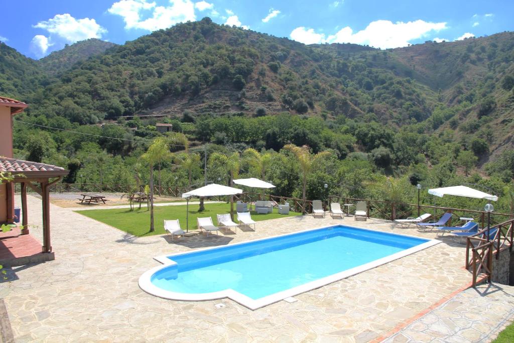 莫塔卡玛斯特拉Profetina Village的山景游泳池