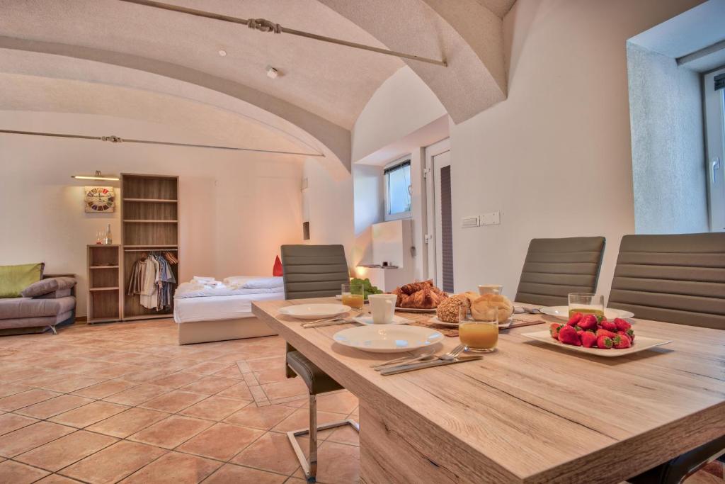 卢布尔雅那Apartment Pod velbi的用餐室配有带水果的桌子