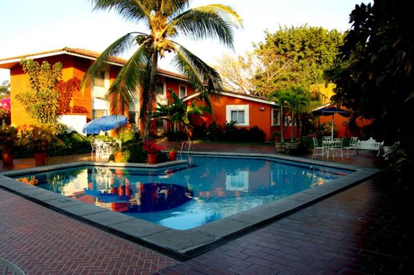 科利马Hotel San Joaquin SA de CV的房屋前的大型游泳池