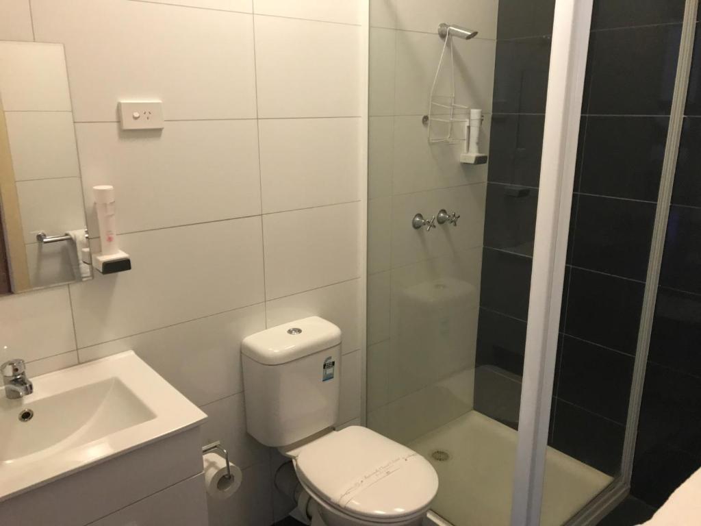 温耶德码头酒店的浴室配有卫生间、淋浴和盥洗盆。