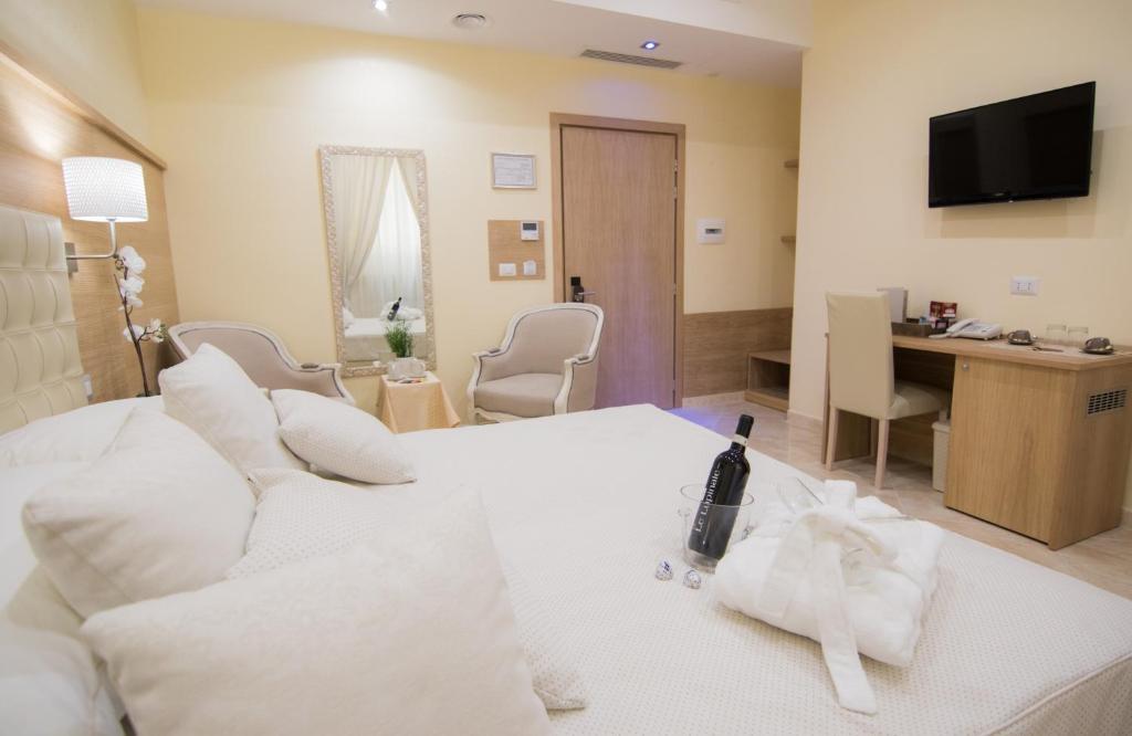 罗马埃斯波斯奇昂宫殿酒店的酒店客房配有白色的沙发和书桌