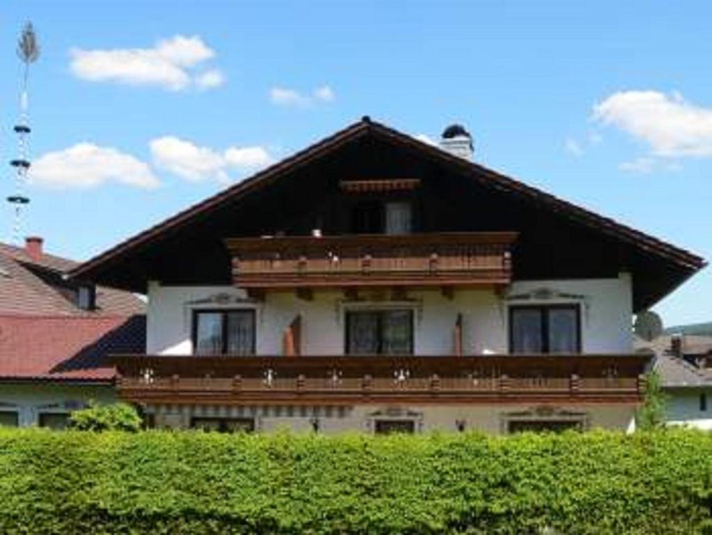 林德伯格Gästehaus Jutta的棕色和白色的大房子