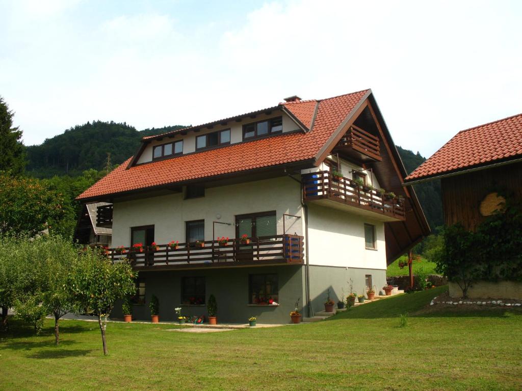 波希基斯卡贝拉Rooms Zupančič的一座红色屋顶的大房子