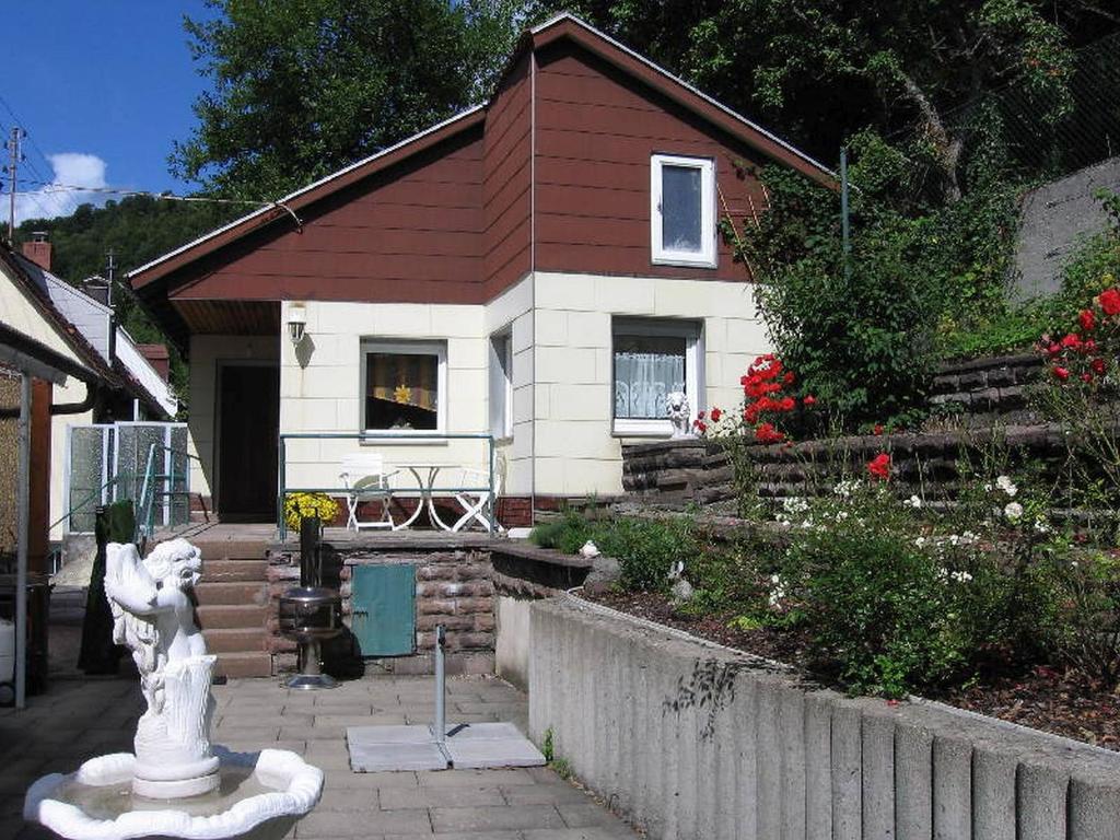 阿尔布斯塔特Ferienwohnung Behrens-Reinke的前面有雕像的小房子
