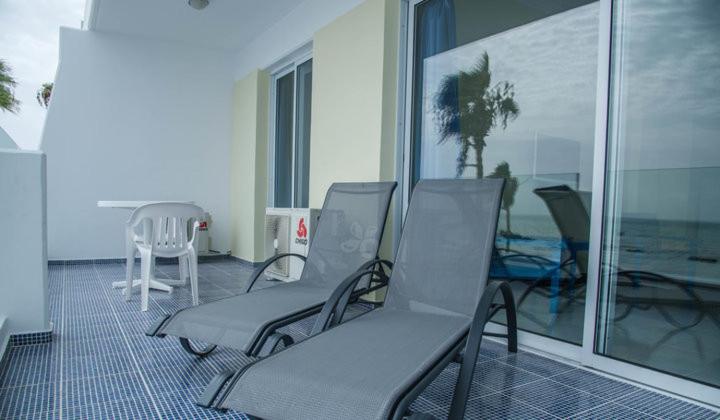 帕福斯Paphinia SeaView Apartments的客房设有椅子和海景阳台。