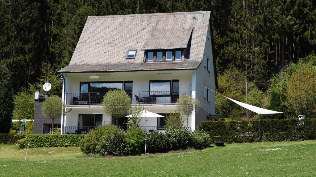埃斯洛黑Landhaus Mettenberg的一座带屋顶的大型白色房屋