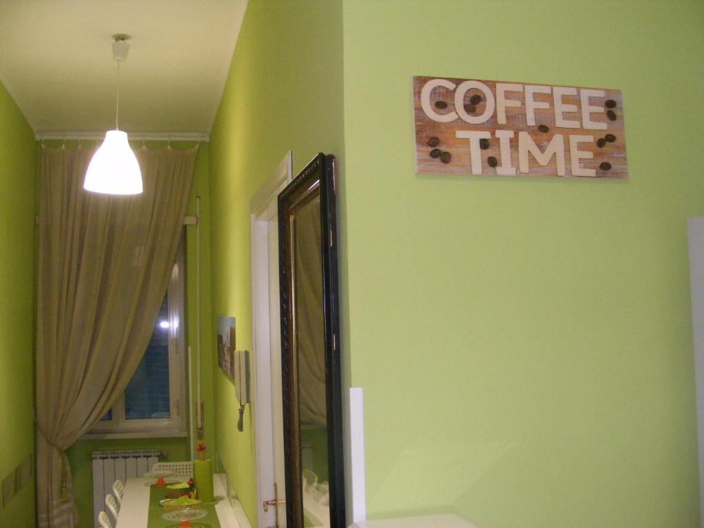 罗马迪帕帕公寓的浴室设有镜子和阅读咖啡时间的标志