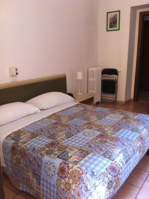 米兰甘巴拉酒店的一间卧室配有床,床上装有被子