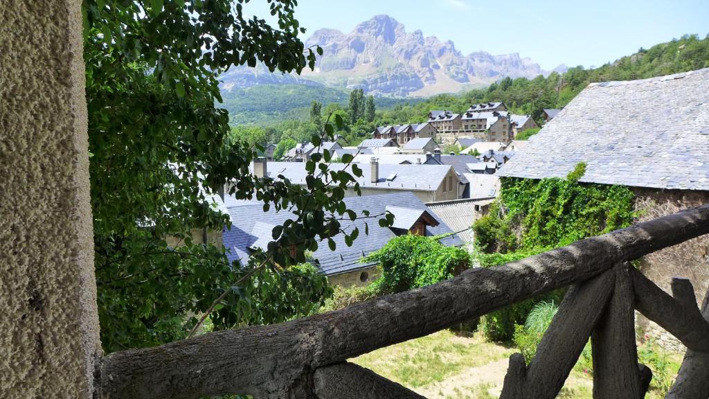 特拉马卡斯蒂拉·德·滕马里亚纳酒店的木栅栏享有村庄美景