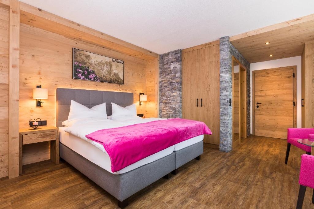 施图拜河谷新施蒂夫特奥加唐酒店的一间卧室配有一张带粉色毯子的大床