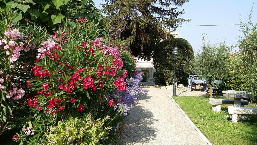 卢河畔拉科尔Bastide Marie Antoinette的花园内种有粉红色和紫色的鲜花和长椅