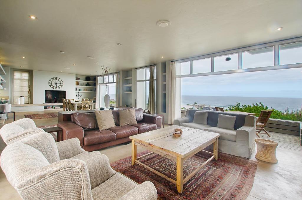 大布拉克勒菲10 Elf Beach House的客厅配有沙发、椅子和桌子