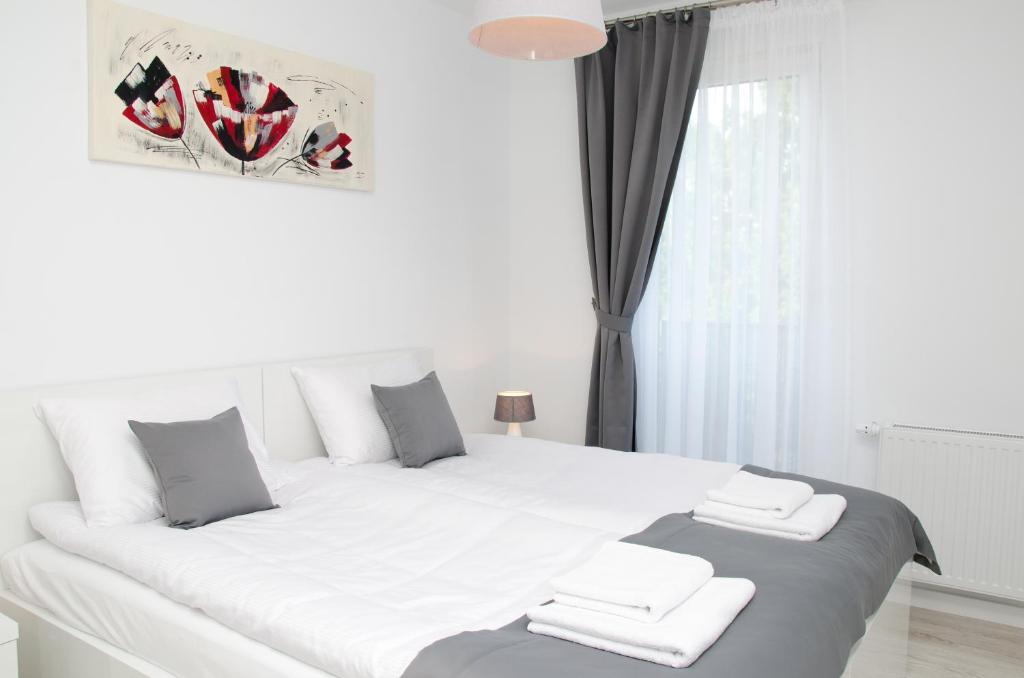 科沃布热格Apartamenty Mariela-Kołobrzeg z garażem的一张白色的床,上面有两条毛巾