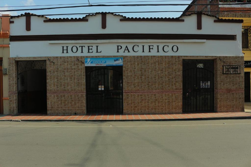 帕尔米拉Hotel Pacifico的街道拐角处的酒店小石屋